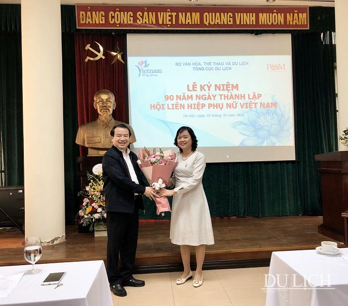 Phó Tổng cục trưởng TCDL Hà Văn Siêu tặng hoa cho đại diện nữ Công đoàn viên TCDL